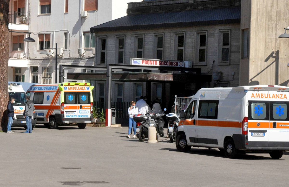 Palermo - Grave incidente sul lavoro a Palermo, dove un operaio forestale di 57 anni è caduto per 15 metri in un dirupo a Monte Pellegrino mentre stava lavorando con alcuni colleghi su alberi e verde pubblico. L'uomo è ricoverato in coma farmacologico al Trauma Center dell’ospedale Villa Sofia con un serio trauma cranico e toracico, la prognosi è riservata.
