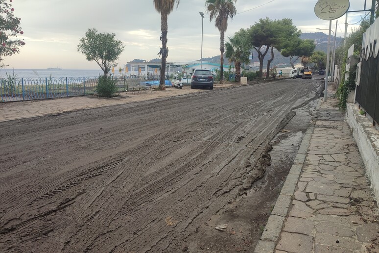 Una bomba d'acqua si è verificata in Sicilia, strade invase dal fango a Taormina.
