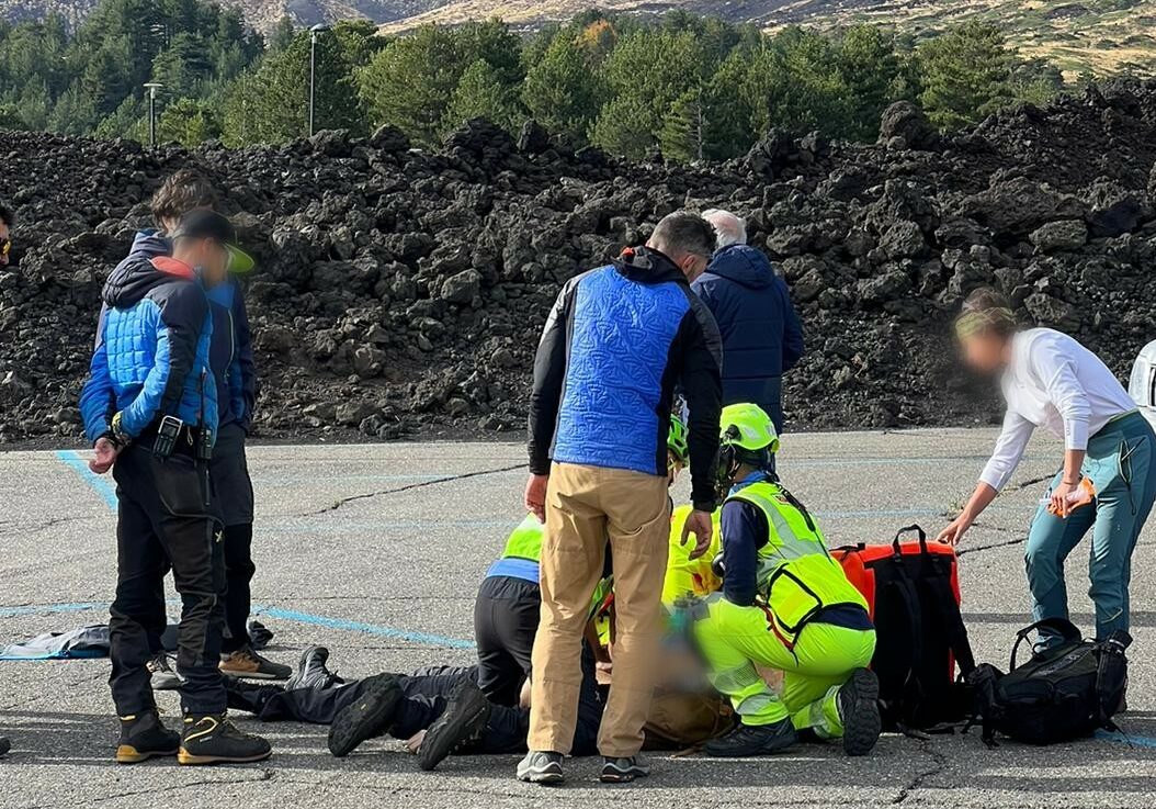 Dramma sull'Etna, vulcano siciliano, dove un turista è morto a seguito di un malore improvviso sopravvenuto mentre si trovava in escursione. Nonostante i soccorsi, per l'uomo non ci sarebbe stato niente da fare.
