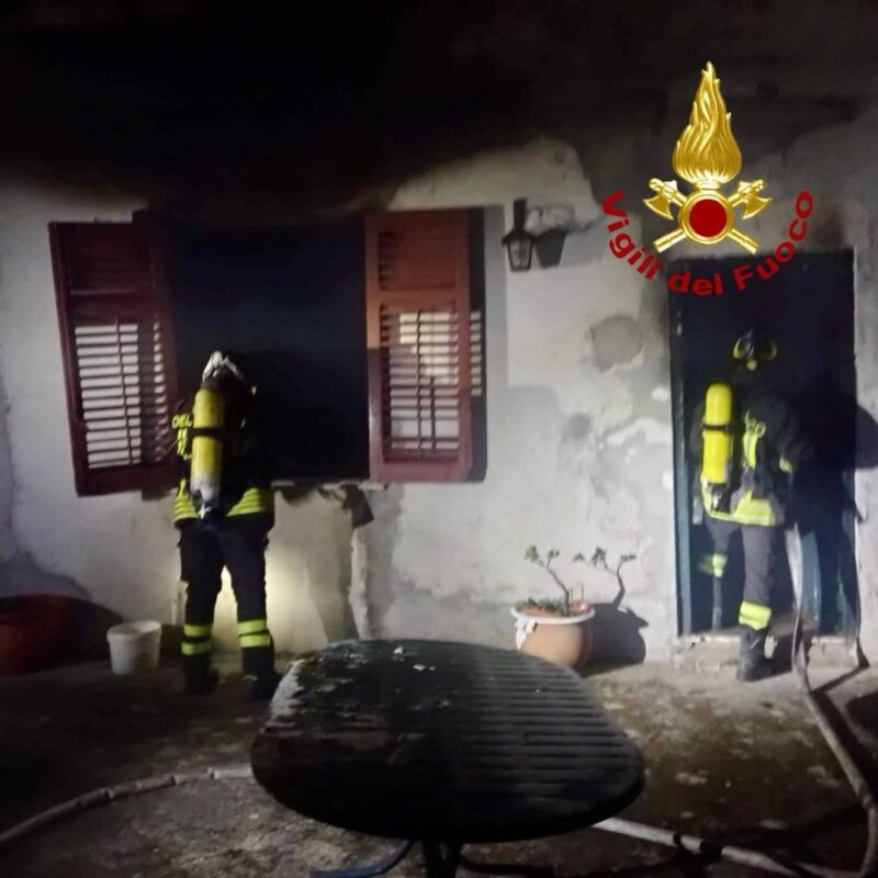Domenica sera un incendio è divampato in un casolare disabitato sulla strada statale 121 nei pressi di Misilmeri, in provincia di Palermo.