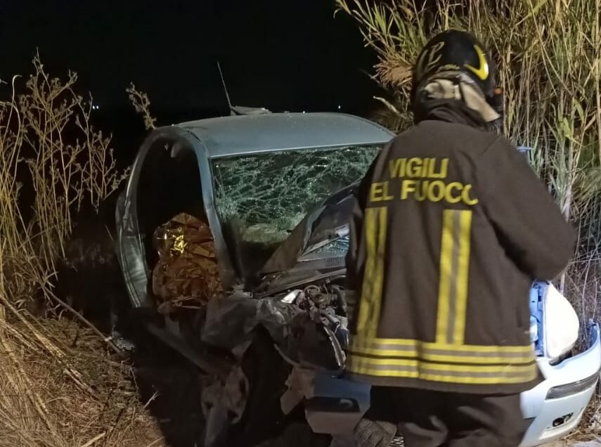 Drammatico incidente stradale nel pomeriggio di oggi lungo la strada provinciale 85 che collega Santa Croce Camerina a Scoglitti, in provincia di Ragusa. Secondo una prima ricostruzione, si è trattato di uno scontro frontale tra una Toyota Yaris e una Fiat 500L. Nell'impatto violentissimo ha perso la vita la conducente della Yaris, una donna di cui al momento non sono state rese note le generalità.