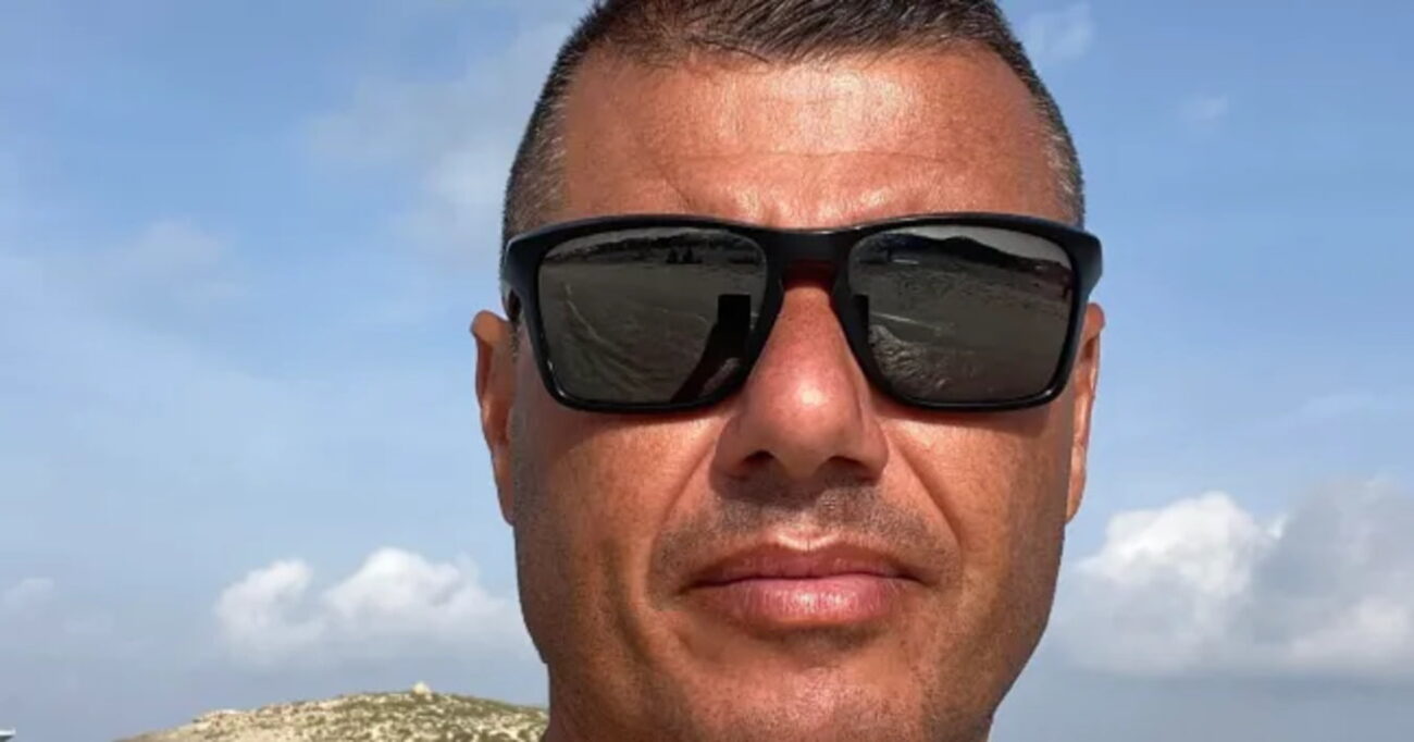 Un terribile incidente stradale ha spezzato la vita di Salvatore Barone, stimato imprenditore di 47 anni originario di Modica, in Sicilia. I fatti sono avvenuti nel weekend sull'autostrada A1, nel tratto tra Incisa e Firenze. Secondo quanto ricostruito, un minibus Mercedes guidato da un 73enne di Prato ha improvvisamente scavalcato il guardrail, invadendo la corsia opposta e scontrandosi frontalmente con l'auto su cui viaggiava Barone.