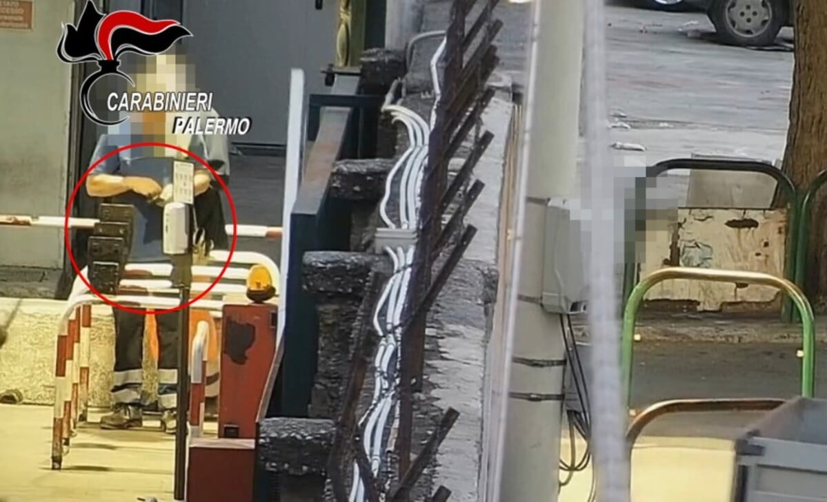 Furbetti del cartellino scoperti alla Rap di Palermo, 100 indagati Scatta l'inchiesta sugli assenteisti alla Rap, l'azienda che si occupa della raccolta dei rifiuti a Palermo. I Carabinieri del Comando Provinciale hanno eseguito un'ordinanza di misura cautelare nei confronti di 18 dipendenti, obbligati a presentarsi alla polizia giudiziaria. Gli indagati sono accusati di truffa aggravata, false attestazioni e appropriazione indebita.