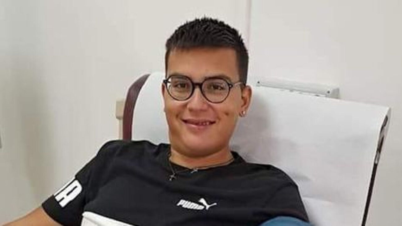 Matteo Battaglia non ce l'ha fatta. Il ragazzo di 22 anni, precipitato per tre metri dopo il crollo improvviso del pavimento di un sottotetto, è morto all'ospedale Garibaldi di Catania dove era ricoverato in condizioni disperate. Una tragedia che lascia attonita un'intera comunità e che colpisce la famiglia del giovane, strappato troppo presto ai suoi cari e ai suoi sogni di vita.