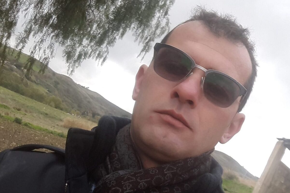 Non ce l'ha fatta Vito Nicolosi, il motociclista di Alcamo rimasto coinvolto in un terribile incidente lo scorso 4 settembre. L'uomo, 40 anni, era ricoverato da oltre un mese in coma all'ospedale Civico di Palermo a causa delle gravissime lesioni riportate nello schianto. Nella notte è sopraggiunto il decesso.