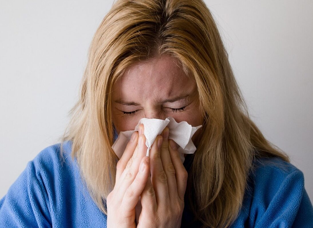 L'influenza di stagione è arrivata in anticipo quest'anno, con un vero e proprio boom di casi che sta interessando tutta Italia. Secondo le stime degli esperti, ogni settimana si registrano fino a 80 mila nuovi casi, con un incremento consistente rispetto agli anni precedenti.