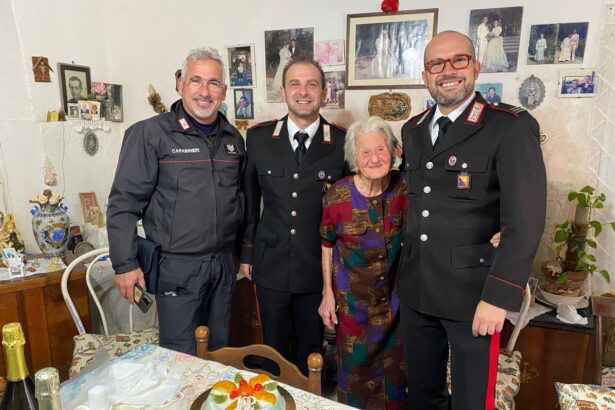 Vive sola e compie 102 anni, i Carabinieri festeggiano con lei il compleanno I Carabinieri della Stazione di Favignana hanno festeggiato il 102esimo compleanno di Rosa Giangrasso (Zia Rosina), la più anziana tra gli abitanti delle Egadi.