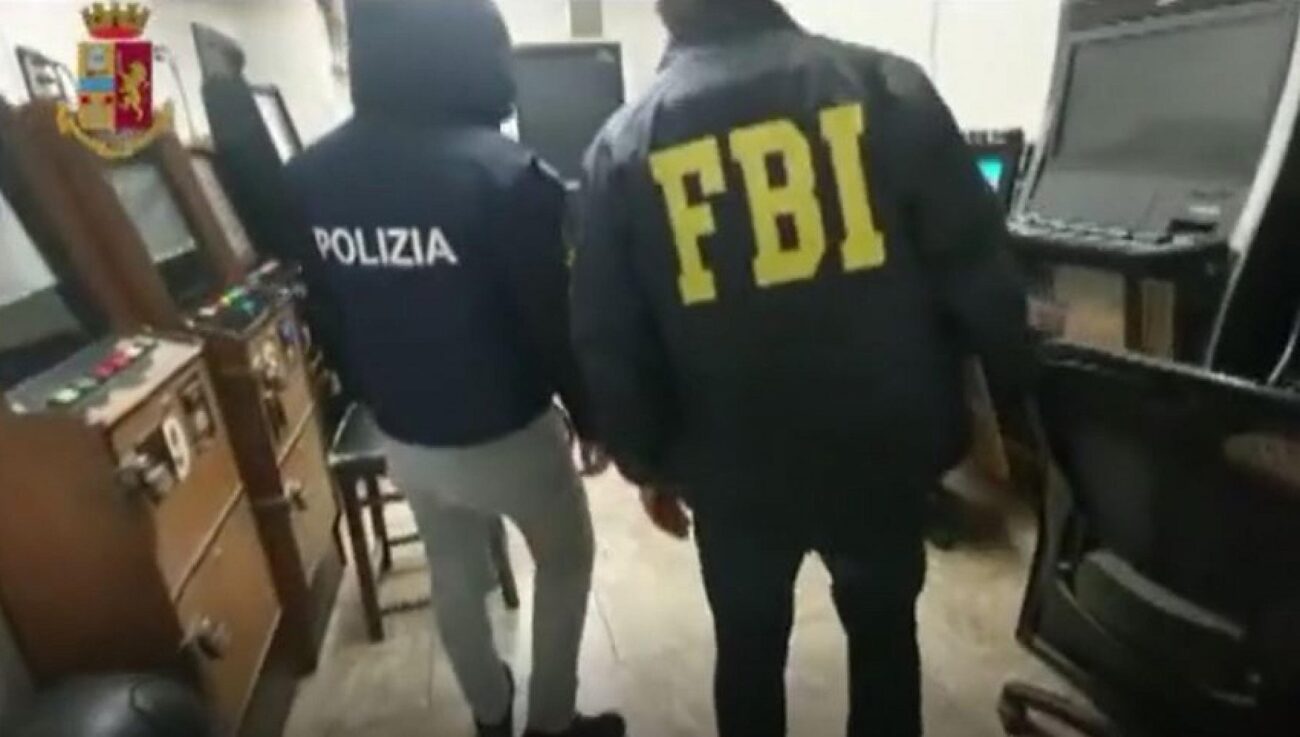 Un duro colpo alle attività criminali tra Italia e Stati Uniti è stato inferto oggi dalle forze dell'ordine. In una vasta operazione congiunta tra polizia italiana e FBI statunitense, sono scattati una serie di arresti tra Palermo e New York ai danni di esponenti di spicco di una nota famiglia mafiosa palermitana implicata in loschi affari tra i due paesi.