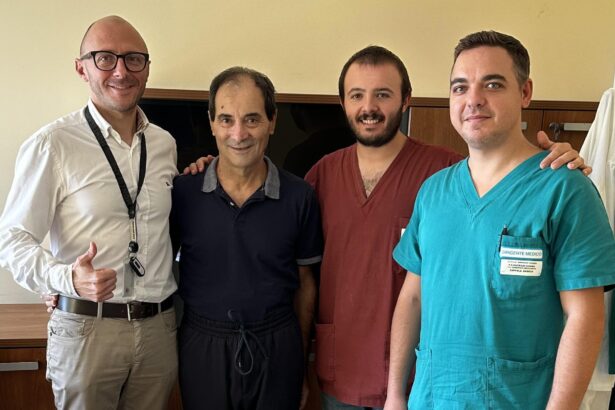 Un intervento chirurgico senza precedenti &egrave; stato eseguito nei giorni scorsi all'Ospedale Garibaldi Nesima di Catania. Un'equipe di chirurghi e anestesisti ha asportato in blocco un voluminoso tumore che coinvolgeva contemporaneamente fegato, pancreas, colon, diaframma, surrene e vena cava in un paziente di 63 anni. Si tratta di un caso estremamente raro e complesso che ha visto i chirurghi catanesi mettere in campo tutta la loro esperienza e capacit&agrave; per salvare la vita al paziente.