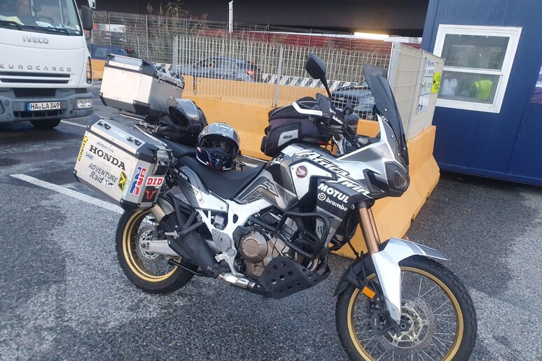 La notte scorsa la moto, di due turisti, con cui avrebbero dovuto girare l'Isola, è stata rubata a Palermo in via Filippo Corazza. Adesso hanno deciso di affidarsi a un accorato appello affinché possano essere aiutati a ritrovare la loro due ruote.