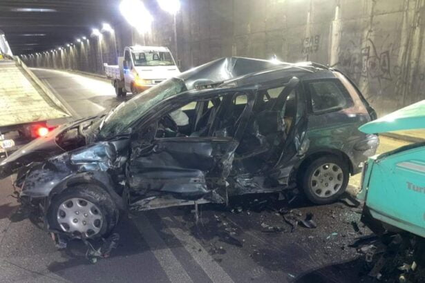 Grave incidente stradale nel tunnel della circonvallazione di Avola, dove si sono scontrati un'auto e un autocarro. Nello schianto, le cui dinamiche sono ancora da accertare, due persone sono rimaste ferite, una in modo serio.