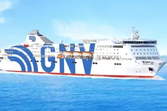 Momenti di paura ieri sera a bordo della nave Gnv Excelsior, partita dal porto di Palermo con circa 400 passeggeri e diretta a Napoli. Poco dopo la partenza, mentre la nave si trovava a una decina di miglia dalla costa siciliana, all'interno di uno dei locali tecnici si è sviluppato un principio di incendio, prontamente circoscritto e domato dall'equipaggio. I passeggeri, tra cui una scolaresca di Milano, sono stati immediatamente informati di quanto stava accadendo e radunati nei punti di ritrovo previsti dalle procedure di emergenza.