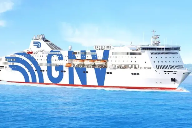 Momenti di paura ieri sera a bordo della nave Gnv Excelsior, partita dal porto di Palermo con circa 400 passeggeri e diretta a Napoli. Poco dopo la partenza, mentre la nave si trovava a una decina di miglia dalla costa siciliana, all'interno di uno dei locali tecnici si è sviluppato un principio di incendio, prontamente circoscritto e domato dall'equipaggio. I passeggeri, tra cui una scolaresca di Milano, sono stati immediatamente informati di quanto stava accadendo e radunati nei punti di ritrovo previsti dalle procedure di emergenza.