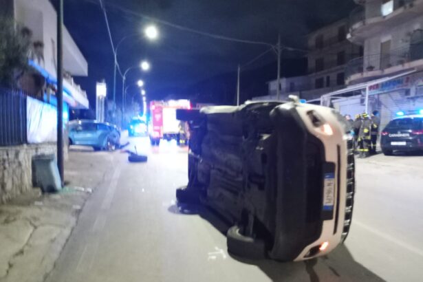 Paura nella notte appena trascorsa a Monreale, in provincia di Palermo, dove intorno alle 2 di notte si è verificato un violento incidente stradale lungo la Circonvallazione, nei pressi del negozio di frutta e verdura “I Monrealesi”.