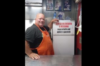 Un improvviso infarto ha stroncato la vita di Maurizio Vitellaro, 56 anni, lo storico venditore di stigghiola conosciuto da tutti come “lo stigghiolaro del ponte di via Oreto”. Per molti era una vera e propria istituzione del quartiere, sempre presente nel suo chiosco blu con saracinesca rossa situato accanto ai campi di calcetto della Company.