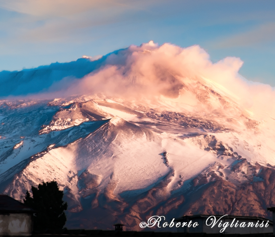 L'Etna si è risvegliato con la prima nevicata della stagione: la vetta del vulcano appare infatti imbiancata da questa mattina, come testimonia l'arrivo dell'autunno anche in Sicilia. Nonostante ciò, l'estate non sembra ancora dire addio all'isola, dove le temperature continueranno a mantenersi intorno ai 25 gradi e il tempo rimarrà soleggiato almeno fino a giovedì prossimo, secondo le previsioni meteo.