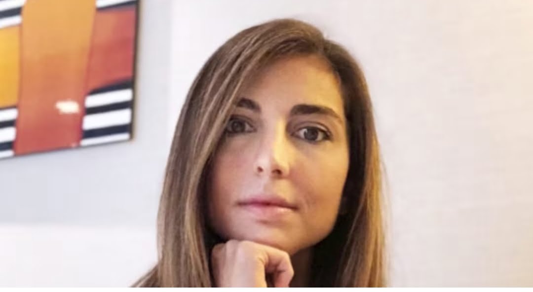 Milano - Grave lutto per il mondo del calcio. Si è spenta prematuramente a Milano, all'età di soli 34 anni, Emanuela Perinetti dopo una breve malattia. Figlia di Giorgio Perinetti, attuale direttore sportivo dell'Avellino ed ex dirigente di Siena, Palermo, Genoa e Brescia, Emanuela aveva costruito una brillante carriera nel marketing calcistico diventando un'affermata influencer e social media manager per i principali club italiani.