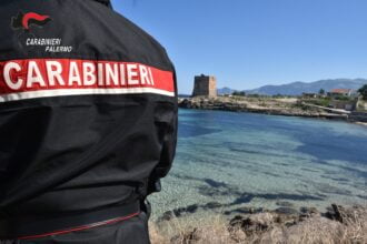 I Carabinieri della Compagnia di Carini hanno deferito in stato di libertà due 21enni e un 23enne, residenti a Cinisi, già noti alle forze dell’ordine, ritenuti responsabili del reato di furto aggravato commesso in concorso.