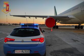 Scene di panico sul volo Palermo-Roma di lunedì scorso, quando tre passeggeri francesi, in evidente stato di alterazione dovuta all'assunzione di alcol e stupefacenti, hanno dato in escandescenze aggredendo il personale di bordo. I tre uomini, di età compresa tra i 30 e i 32 anni, avrebbero iniziato a urlare e infastidire gli altri passeggeri durante il volo, decollato dall'aeroporto Falcone e Borsellino di Palermo e diretto a Fiumicino.