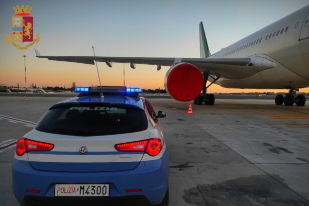 Scene di panico sul volo Palermo-Roma di lunedì scorso, quando tre passeggeri francesi, in evidente stato di alterazione dovuta all'assunzione di alcol e stupefacenti, hanno dato in escandescenze aggredendo il personale di bordo. I tre uomini, di età compresa tra i 30 e i 32 anni, avrebbero iniziato a urlare e infastidire gli altri passeggeri durante il volo, decollato dall'aeroporto Falcone e Borsellino di Palermo e diretto a Fiumicino.