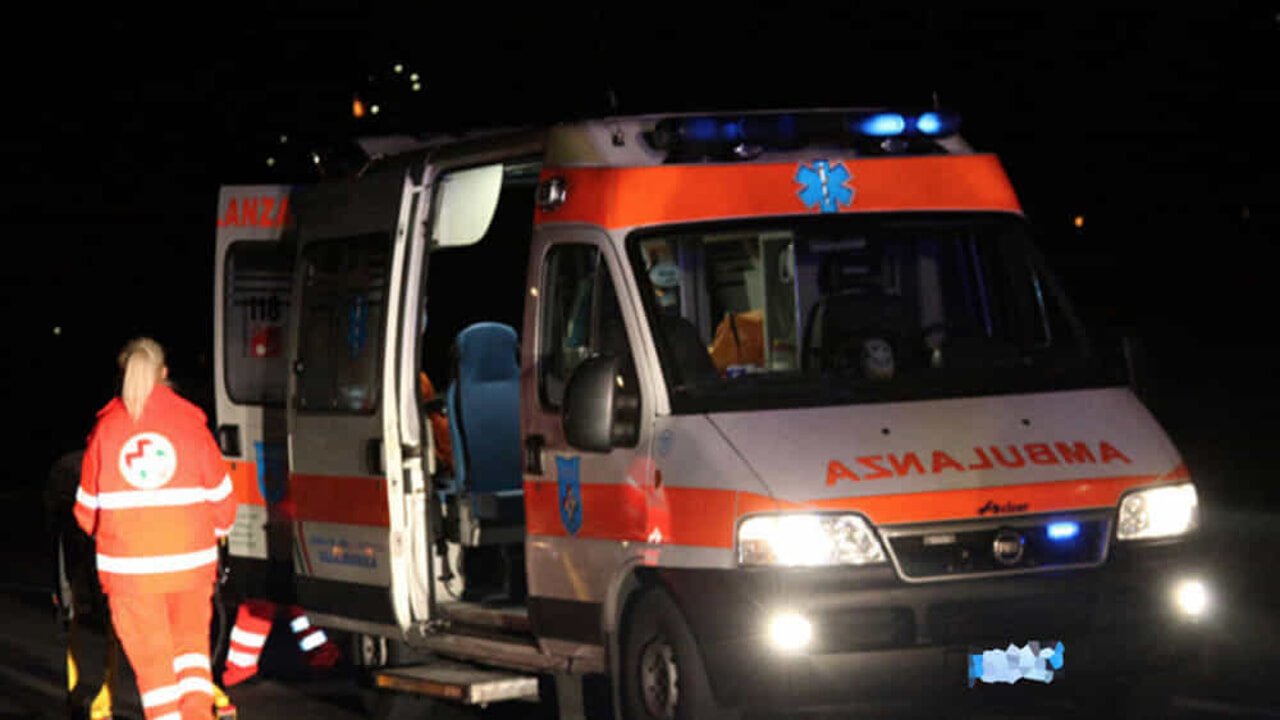 A Palermo una bambina è stata investita da un'auto in piazza Giulio Cesare, nei pressi della stazione centrale. L'incidente è avvenuto intorno alle 22: stando alle prime ricostruzioni, la piccola stava attraversando la strada quando è sopraggiunta una vettura che l'ha travolta.