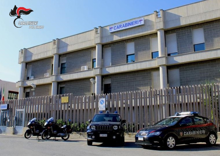Perseguita un'intera famiglia fino a dare alle fiamme un'automobile. I carabinieri lo arrestano.