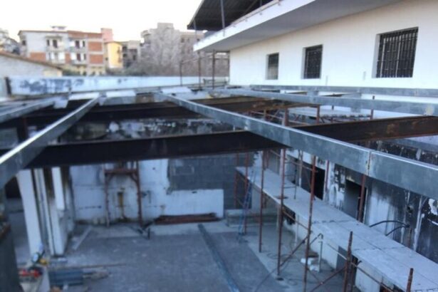 Misilmeri, imprenditore coraggioso sfida la sfortuna e riapre azienda 13 mesi dopo incendio Tredici mesi fa un grande rogo distrusse l'azienda davanti gli occhi atterriti dei lavoratori e di una decina di clienti, lasciando di sasso un'intera comunità a Misilmeri, in provincia di Palermo, sconvolta e preoccupata per l'ipotesi che si potesse trattare di un'azione dolosa, ma poi i rilievi accertarono che le fiamme erano state scatenate da un corto circuito.