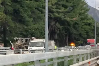 Un furgone ha preso fuoco questa mattina mentre percorreva l'autostrada A19 Palermo-Catania, all'altezza dello svincolo per Villabate. Il mezzo, per cause ancora da accertare, è stato completamente avvolto dalle fiamme.