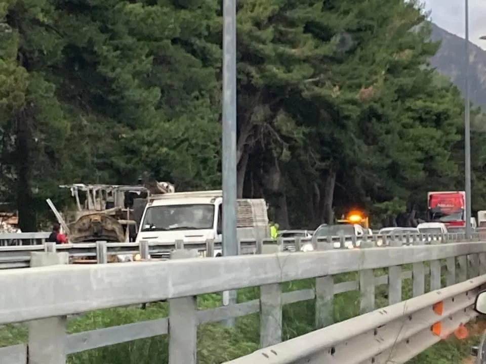 Un furgone ha preso fuoco questa mattina mentre percorreva l'autostrada A19 Palermo-Catania, all'altezza dello svincolo per Villabate. Il mezzo, per cause ancora da accertare, è stato completamente avvolto dalle fiamme.