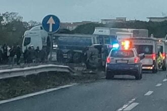 Un grave incidente si è verificato nel pomeriggio di oggi sull'autostrada A18 Catania-Messina, provocando lunghe code e disagi al traffico. Secondo le prime ricostruzioni, un camion che trasportava terra avrebbe invaso la corsia opposta per cause ancora da accertare, scontrandosi con un suv.