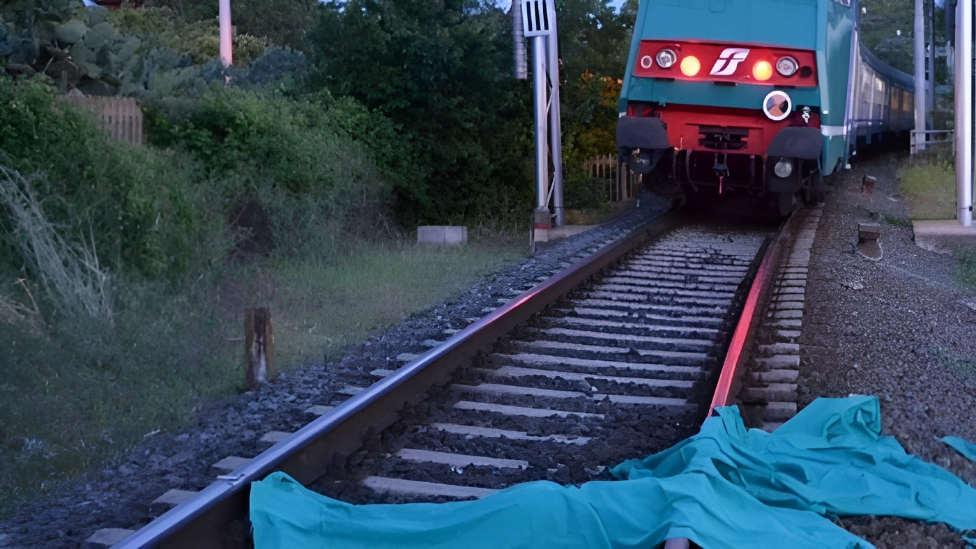 Tragedia a Cerda, nel Palermitano, dove due minorenni sono stati travolti da un treno mentre fuggivano da una comunità. Uno è morto mentre l'altro è in condizioni disperate, ricoverato in ospedale.