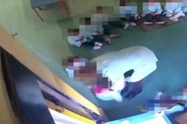 Insulti, umiliazioni e percosse ai bimbi: chiesti due anni per due maestre siciliane La Procura di Ragusa ha chiesto una condanna a 2 anni di reclusione ciascuna per le due maestre di un asilo di Vittoria accusate di maltrattamenti nei confronti dei loro piccoli alunni. Lo riporta il quotidiano online Ragusaoggi, che ha seguito da vicino la vicenda.