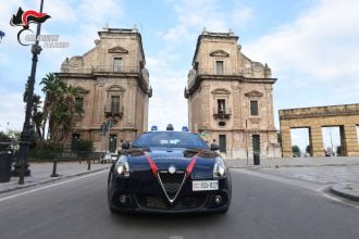 Questa mattina i Carabinieri del Comando Provinciale di Palermo hanno dato esecuzione a un’ordinanza di custodia cautelare in carcere, emessa dal Giudice per le Indagini Preliminari del Tribunale di Palermo, nei confronti di 6 indagati, ritenuti responsabili – a vario titolo – del reato di corruzione.