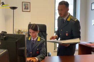 I finanzieri del Comando Provinciale di Palermo hanno dato esecuzione a un’ordinanza applicativa di misure cautelari personali emessa dal G.I.P. del Tribunale di Palermo, su richiesta della locale Procura, nei confronti di 3 soggetti, due destinatari della custodia cautelare agli arresti domiciliari e uno dell’obbligo di dimora.