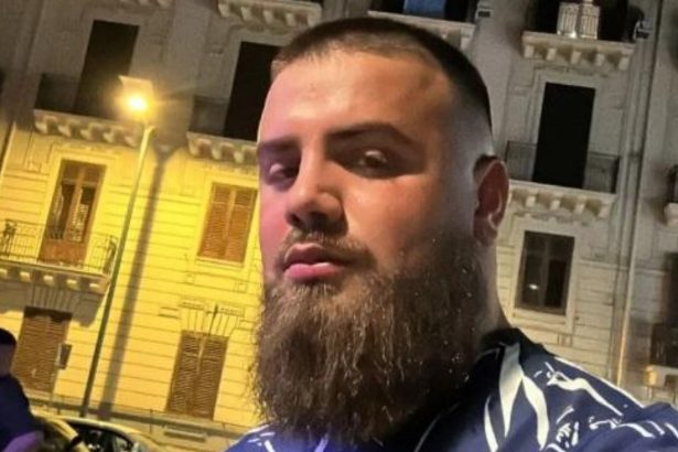 Fermati dalla Procura di Palermo i presunti responsabili della sparatoria in cui è morto il giovane palermitano Lino Celesia: si tratta di due fratelli di 17 e 22 anni. Il minorenne è accusato di omicidio mentre il fratello maggiore di detenzione illegale di arma da fuoco. Gli investigatori ritengono che il delitto sia collegato alle recenti risse avvenute in città negli ultimi giorni.