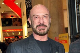 Il mondo del teatro e del cinema italiano piange la scomparsa di Sebastiano Lo Monaco, attore e regista di grande talento spentosi oggi all'età di 65 anni dopo una lunga malattia. Originario di Floridia, in provincia di Siracusa, Lo Monaco si è spento nella sua casa, lasciando un vuoto incolmabile nel panorama culturale italiano.