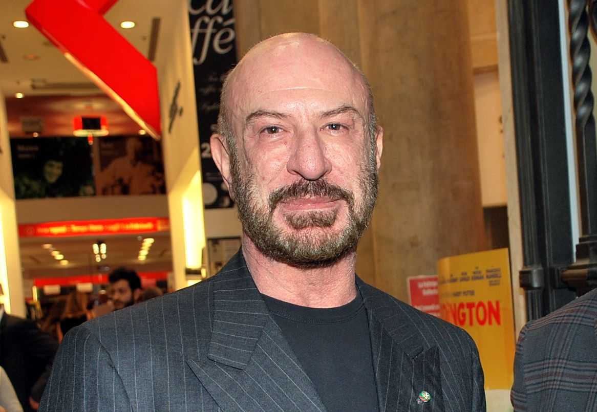 Il mondo del teatro e del cinema italiano piange la scomparsa di Sebastiano Lo Monaco, attore e regista di grande talento spentosi oggi all'età di 65 anni dopo una lunga malattia. Originario di Floridia, in provincia di Siracusa, Lo Monaco si è spento nella sua casa, lasciando un vuoto incolmabile nel panorama culturale italiano.