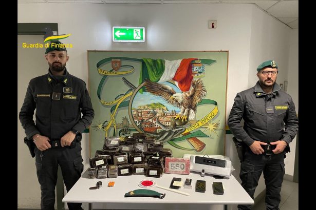 Nei giorni scorsi i finanzieri del Comando Provinciale di Palermo, hanno tratto in arresto, in flagranza di reato, 3 soggetti e sequestrato quasi 30 Kg di sostanza stupefacente del tipo hashish, suddivisa in panetti, e 1,1 Kg di cocaina, per un valore al “dettaglio” di circa 400mila euro.