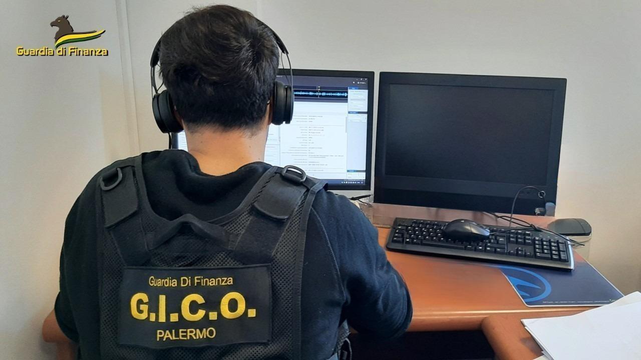 Palermo - Un duro colpo è stato inferto oggi alla mafia palermitana. La Guardia di Finanza, su ordine della Procura della Repubblica, ha eseguito un decreto di sequestro preventivo per un valore complessivo di oltre 6 milioni di euro nei confronti di 8 persone ritenute appartenenti alla famiglia mafiosa di Santa Rosalia, storico quartiere della città.