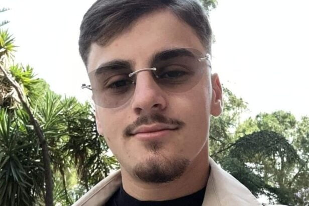 Palermo - Si è spento dopo alcuni giorni di coma Simone Glorioso, il ragazzo di 17 anni rimasto gravemente ferito nel terribile incidente stradale avvenuto domenica mattina intorno alle 5 a Palermo, nel quale ha perso la vita Michelangelo Aruta di 22 anni.