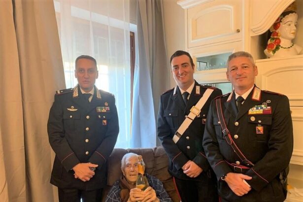 Nato l'11 dicembre 1922, il vice brigadiere Antonio Monterosso è stato nell'arma ed ha vissuto da carabiniere 36 anni di onorato servizio. Il militare, che negli anni 40 del secolo scorso ha prestato servizio nella benemerita, ha festeggiato il suo 101esimo compleanno.