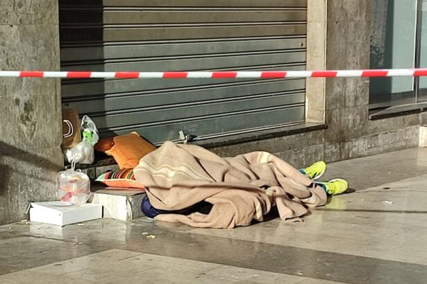 PALERMO - Franco Ferrante, clochard di 45 anni, è stato trovato senza vita questa mattina sotto i portici di via Crispi a Palermo. L'uomo, che viveva per strada da circa 4 anni, era solito muoversi nella zona di piazza Tredici Vittime ed era benvoluto da tutti coloro che lo conoscevano.