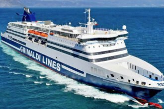 È scattato un allarme bomba a bordo del traghetto della compagnia Grimaldi Lines in partenza da Napoli e diretto a Cagliari, con prosecuzione per Palermo. La nave, che sarebbe dovuta partire alle 19.00, è stata bloccata e i 162 passeggeri a bordo, insieme ai 67 membri dell'equipaggio, sono stati fatti scendere per consentire controlli approfonditi da parte delle forze dell'ordine.