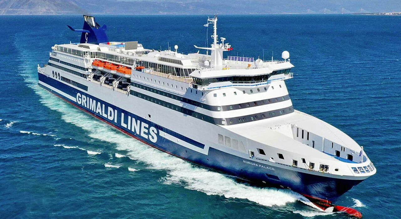 È scattato un allarme bomba a bordo del traghetto della compagnia Grimaldi Lines in partenza da Napoli e diretto a Cagliari, con prosecuzione per Palermo. La nave, che sarebbe dovuta partire alle 19.00, è stata bloccata e i 162 passeggeri a bordo, insieme ai 67 membri dell'equipaggio, sono stati fatti scendere per consentire controlli approfonditi da parte delle forze dell'ordine.