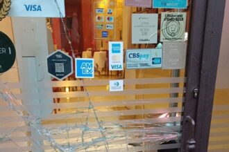 Palermo - Ci hanno provato una prima volta prendendo poi di mira un bar e alla fine i ladri sono riusciti a compiere un furto al ristorante Cucci a Palermo in piazza Bologni. Hanno sfondato la vetrina e si sono portati via soldi che si trovavano in cassa, bottiglie di vino e liquore e alcuni palmari.