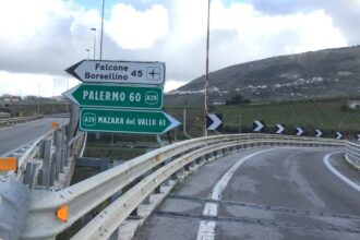 Incidente stradale lungo l'Autostrada A29 Palermo-Mazara del Vallo all'altezza di Carini. Il sinistro si è verificato in direzione Palermo. Al momento il traffico è bloccato. Coinvolte automobili.