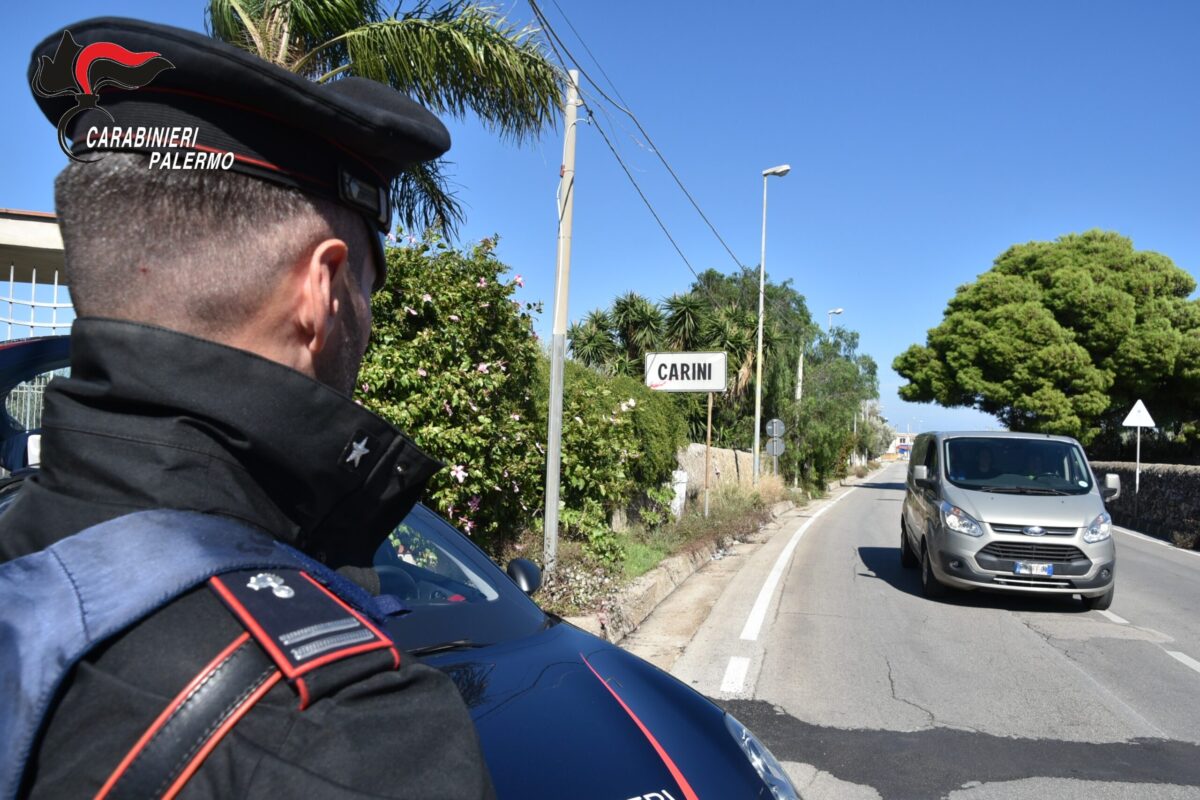 I Carabinieri della Compagnia di Carini hanno arrestato in flagranza un 48enne del luogo, già noto alle forze dell’ordine, ritenuto responsabile dei reati di coltivazione di sostanze stupefacenti e furto di energia elettrica commessi in concorso con la moglie, 47enne, deferita in stato di libertà.