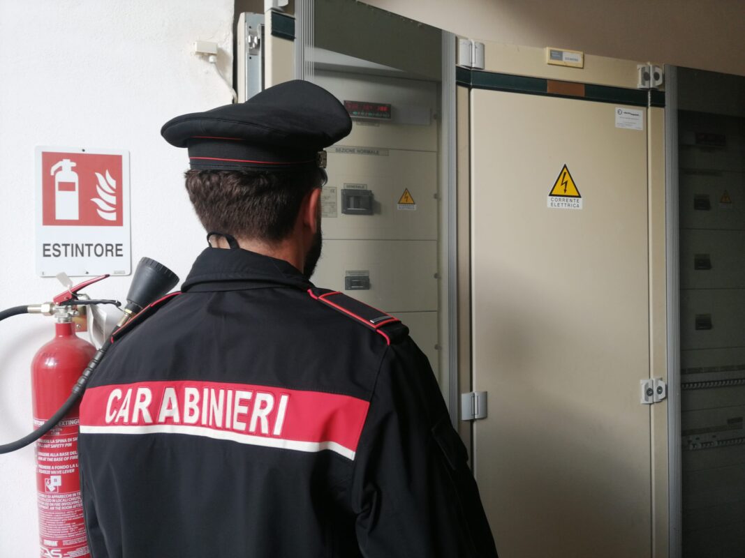Palermo - Continuano i controlli del Comando Provinciale di Palermo per la lotta alla criminalità diffusa a al contrasto del fenomeno del furto di corrente elettrica, dopo i controlli nei quartieri “Brancaccio” e “Capo” che hanno portato all’individuazione di 10 e 8 nuclei familiari totalmente sconosciuti agli uffici “Enel”, i Carabinieri della Stazione Palermo Villagrazia e della Compagnia di Intervento Operativa del 12° Reggimento Sicilia hanno effettuato, insieme a tecnici dell’ENEL, un nuovo servizio di controllo straordinario.