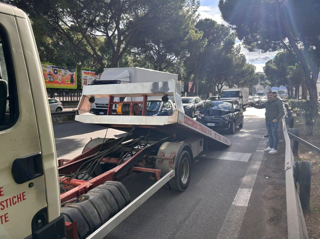 PALERMO - Questa mattina intorno alle 11.30 in Viale Regione Siciliana a Palermo si è verificato un incidente stradale nella corsia centrale.