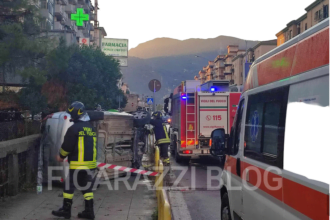 Palermo - Un grave incidente si è verificato questa mattina in Via Oreto a Palermo. Un'auto, probabilmente lanciata ad alta velocità, ha improvvisamente speronato una Ford Fiesta che procedeva regolarmente lungo la strada, per poi darsi alla fuga senza prestare soccorso.